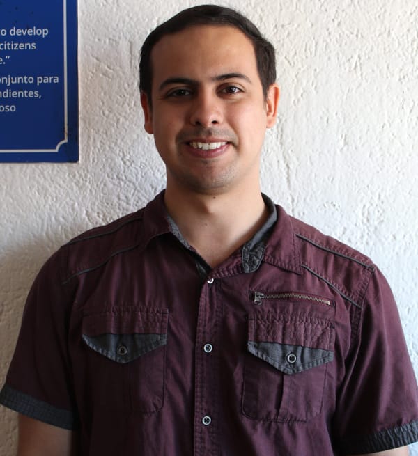 Construyendo un Nuevo Futuro: La Historia del Profesor Iván